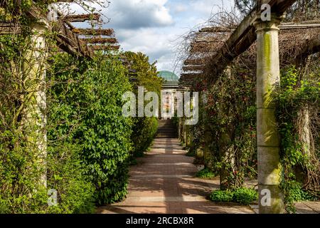 Wunderschöne Aufnahmen aus Hill Garden und Pergola Stockfoto