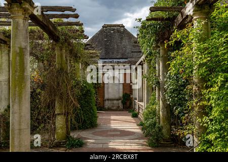 Wunderschöne Aufnahmen aus Hill Garden und Pergola Stockfoto