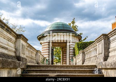 Wunderschöne Aufnahmen aus Hill Garden und Pergola Stockfoto