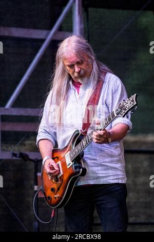 Gaelforce ist eine kultivierte Band aus keltischen Folk-Rockbands, die auf dem GTSF-Musikfestival 2023 in Southwell, Nottinghamshire, live auf der Bühne spielt. Stockfoto