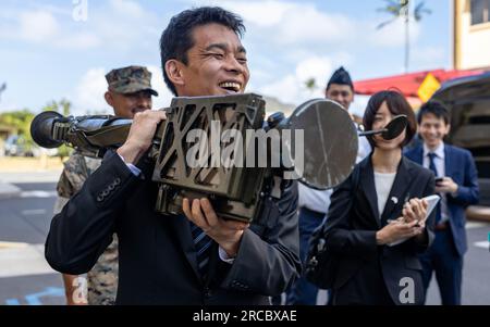 Honolulu, Usa. 11. Juli 2023. Der japanische Verteidigungsminister Ino Toshiro lächelt, während er auf der Marinestützpunkt Hawaii am 11. Juli 2023 in Honolulu, Hawaii, eine Raketenabschussröhre Schulter hält. Kredit: CPL. Haley Fourmet Gustavsen/U.S. Marine Corps/Alamy Live News Stockfoto