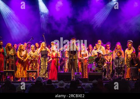 Joe Broughtons Conservatoire Folk Ensemble, 50-köpfige Band, die live auf der Bühne des GTSF-Musikfestivals 2023 in Southwell, Nottinghamshire spielt. Stockfoto