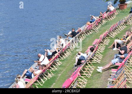 Berlin, Deutschland. 13. Juli 2023. Am 13. Juli 2023 sitzen die Menschen am Fluss in Berlin. Kredit: Ren Pengfei/Xinhua/Alamy Live News Stockfoto