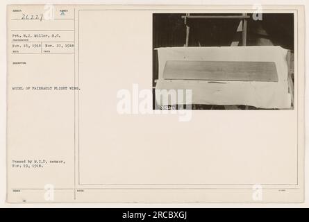 Amerikanischer Soldat, Gefreiter W.J. Miller vom Signalkorps posiert am 10. November 1918 mit einem Fairnault-Flügel. Das Foto wurde am 15. November 1918 aufgenommen und am 19. November 1918 empfangen, nachdem es vom Militärzensor freigegeben wurde. Das Modell stellt den ausgestellten Flugflügel dar, der während des Ersten Weltkriegs verwendet wurde Stockfoto