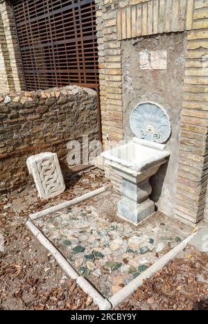 Rom, Latium, Italien, der Brunnen am Largo di Torre Argentina ist ein Platz in Rom, Italien, mit vier römischen republikanischen Tempeln und dem Stockfoto