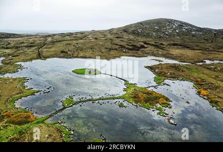 Dun an Sticir prähistorische Eisenzeit Broch Fort auf der schmutzigen Insel um 10 Uhr im flachen Tidal loch nahe Port Nan Long, North Uist, Äußere Hebriden Stockfoto