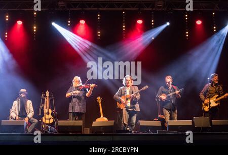 Hundeshow-Sessions, Handvorstellung und Track Dogs, die live auf der Bühne des GTSF-Musikfestivals 2023 in Southwell, Nottinghamshire, gespielt werden. Stockfoto