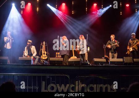 Hundeshow-Sessions, Handvorstellung und Track Dogs, die live auf der Bühne des GTSF-Musikfestivals 2023 in Southwell, Nottinghamshire, gespielt werden. Stockfoto