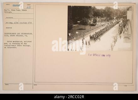 „Auf diesem Foto vom 4. Juli 1918 werden Motormechaniker, die in Ausbildung am Pennsylvania State College waren, gesehen, wie sie an der Parade zum Unabhängigkeitstag im State College, Pennsylvania, teilnehmen. Das Foto wurde vom Fotografen Sumber au Recio aufgenommen und ist nur für den offiziellen Gebrauch gekennzeichnet.“ Stockfoto