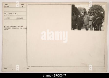 Alliierte Chirurgen besuchen Präsident Wilson im Weißen Haus. CPL. Lubbe hat dieses Foto 1918 während des Ersten Weltkriegs aufgenommen. Die Chirurgen werden dabei gesehen, wie sie mit dem Präsidenten über medizinische Strategien und Behandlungsmethoden diskutieren. Dieses Foto wurde zusammen mit der Beschreibung erhalten und das Symbol A ausgegeben Stockfoto