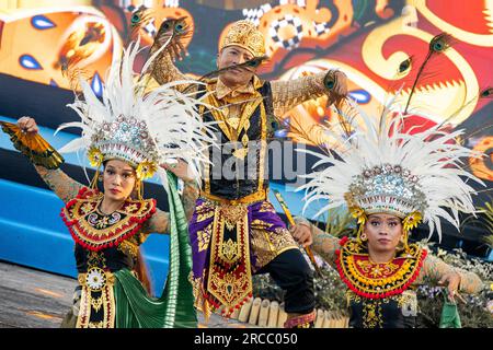 Denpasar, Indonesien. 10. Juli 2023. Traditionelle balinesische Tänzer treten während der Eröffnungszeremonie für das Pacific Amphibious Leaders Symposium auf, das am 10. Juli 2023 in Denpasar, Bali, Indonesien stattfindet. An dem Symposium beteiligen sich militärische Führer aus 24 Nationen des Indo-Pazifik-Raums. Kredit: LCpl. Blake Gonter/USA Marine Corps/Alamy Live News Stockfoto