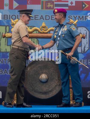 Denpasar, Indonesien. 13. Juli 2023. USA Marinekorps, Lieutenant General William Jurney, links, Commander, USA Marine Corps Forces Pacific und Indonesian Marine Corps Maj. nur Alamsyah, Kommandant, Korps Marinir Republik Indonesia, schütteln beim Abschluss des Pacific Amphibious Leader Symposium am 13. Juli 2023 in Denpasar, Bali, Indonesien die Hand. An dem Symposium nahmen militärische Führer aus 24 Staaten des Indo-Pazifik-Raums Teil. Kredit: CPL. Arianna Lindheimer/USA Marine Corps/Alamy Live News Stockfoto