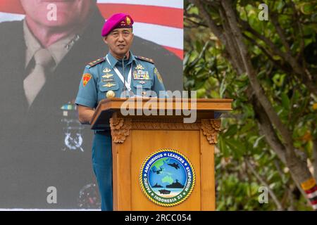 Denpasar, Indonesien. 13. Juli 2023. Generalmajor des indonesischen Marine Corps, General nur Alamsyah, Befehlshaber der Korps Marinir Republik Indonesia, hält am 13. Juli 2023 in Denpasar, Bali, Indonesien, eine Rede zum Abschluss des Symposiums der pazifischen Amphibienführer. An dem Symposium nahmen militärische Führer aus 24 Staaten des Indo-Pazifik-Raums Teil. Kredit: CPL. Arianna Lindheimer/USA Marine Corps/Alamy Live News Stockfoto