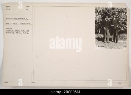 Moustapha Kemal Pasha und Raouf Bey fotografierten zusammen im Ersten Weltkrieg in Sivas, Türkei. Das Foto wurde am 21. September 1919 von Sot Barnes gemacht. Dieses Bild trägt die Bezeichnung „P67320“ mit dem Symbol „B“. Es wurde am 18. November 2019 empfangen. Stockfoto