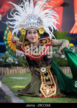 Denpasar, Indonesien. 10. Juli 2023. Ein traditioneller balinesischer Tänzer tritt während der Eröffnungszeremonie für das Pacific Amphibious Leaders Symposium auf, das am 10. Juli 2023 in Denpasar, Bali, Indonesien stattfindet. An dem Symposium beteiligen sich militärische Führer aus 24 Nationen des Indo-Pazifik-Raums. Kredit: CPL. Arianna Lindheimer/USA Marine Corps/Alamy Live News Stockfoto