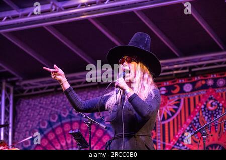 NoGood Boyo Band spielt live auf der Bühne beim GTSF Musikfestival 2023 in Southwell, Nottinghamshire. Stockfoto