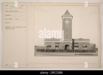 Eine Gruppe amerikanischer Soldaten, die während des Ersten Weltkriegs am Students Army Training Corps in Helena, Montana, teilgenommen hat. Die Soldaten tragen Militäruniformen und stehen in Formation. Stockfoto