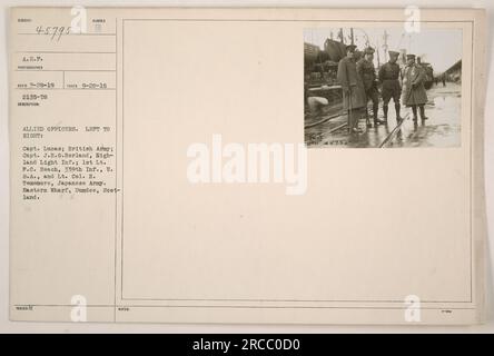 Allied Officers Capt. Lucas (Britische Armee), Capt. J.H.G Borland (Highland Light Inf.), 1. LT. F.C. Beach (339. Inf., USA) und LT. Oberstleutnant H. Tomomore (japanische Armee), abgebildet in Eastern Wharf, Dundee, Schottland. Das Foto wurde am 20. September 1918 von einem A.E.P. Fotografen aufgenommen und hat die Nummer 45795. Stockfoto