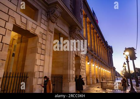 Paris, Frankreich - 20. JANUAR 2022: Rue de Rivoli ist eine Straße im Zentrum von Paris, Frankreich. Es ist eine Handelsstraße, deren Geschäfte führend modisch sind Stockfoto