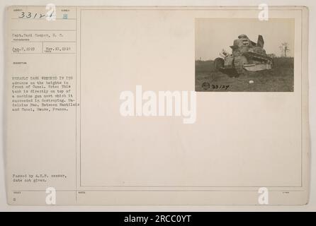 Bildunterschrift: 'Foto 111-SC-33124 zeigt Captain Earl Cooper, S.C., die zerfetzten Überreste eines Renault-Panzers während seines Vormarsches auf den Höhen vor Cunel in Mause, Frankreich im Jahr 1919. Der Panzer wird auf einem Maschinengewehrnest zerstört gesehen, das er erfolgreich eliminiert hat. Foto von einem TAR.2-Fotografen." Stockfoto