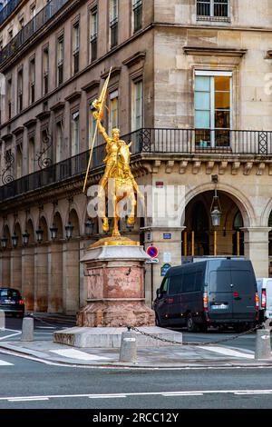 Paris, Frankreich - 20. Januar 2022: Die Statue Jeanne d'Arc ist eine französische Pferdeskulptur aus dem Jahr 1874 mit vergoldeten Bronze von Jeanne d'Arc von Emmanuel Fremiet, Vendome Stockfoto