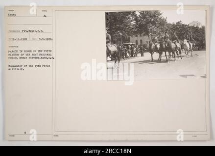 Soldaten marschieren bei einer Parade in Washington, D.C., um die Preisträger des Army National School Essay Contest zu ehren. Die Parade, die am 5. Mai 1920 stattfand, wurde vom Kommandeur der 19. Feldartillerie geleitet. Das Foto von Pvt. Eskin, S. C. A₂, ist ein Symbol dieses Ereignisses. Stockfoto