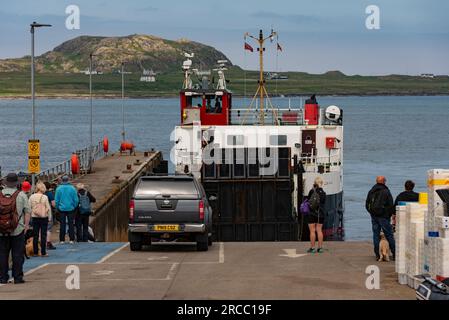 Fionnphort, Isle of Mull, Schottland, Vereinigtes Königreich, 6. Juni 2023. Die CalMac Fähre in Fionnphort, Passagiere, die auf die Überfahrt zur Insel Iona warten Stockfoto