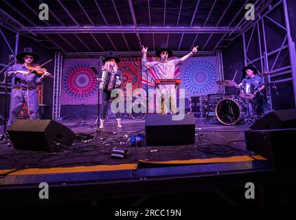 NoGood Boyo Band spielt live auf der Bühne beim GTSF Musikfestival 2023 in Southwell, Nottinghamshire. Stockfoto