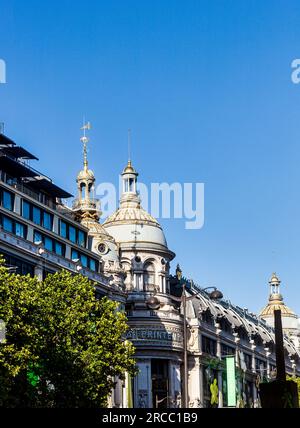 Paris, Frankreich - 16. Juli 2022: Blick auf das Printemps Haussmann, eines der größten Geschäfte in Paris, das die wichtigsten Mode-, Beauty- und Inte-Geschäfte vertreibt Stockfoto