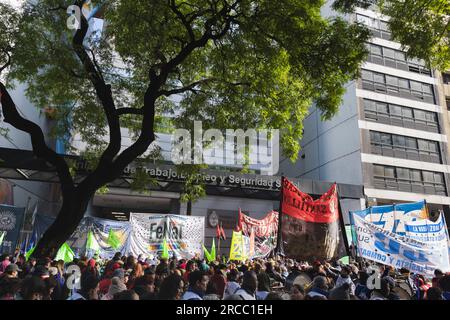 Verschiedene soziale Organisationen marschierten zum nationalen Arbeitsministerium. Buenos Aires, Argentinien. 13. Juli 2023. Die Forderung wurde im Rahmen der Sitzung des "Minimum Living and Mobile Wage Council" erhoben, die am Sitz des Arbeitsministeriums stattfand. (Foto: Esteban Osorio/Sipa USA) Guthaben: SIPA USA/Alamy Live News Stockfoto