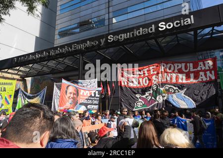 Verschiedene soziale Organisationen marschierten zum nationalen Arbeitsministerium. Buenos Aires, Argentinien. 13. Juli 2023. Die Forderung wurde im Rahmen der Sitzung des "Minimum Living and Mobile Wage Council" erhoben, die am Sitz des Arbeitsministeriums stattfand. (Foto: Esteban Osorio/Sipa USA) Guthaben: SIPA USA/Alamy Live News Stockfoto