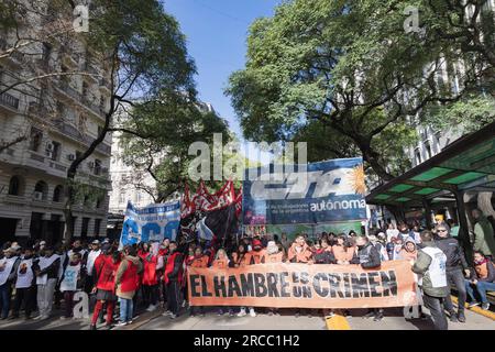 Verschiedene soziale Organisationen marschierten zum nationalen Arbeitsministerium. Buenos Aires, Argentinien. 13. Juli 2023. Die Forderung wurde im Rahmen der Sitzung des "Minimum Living and Mobile Wage Council" erhoben, die am Sitz des Arbeitsministeriums stattfand. (Foto: Esteban Osorio/Sipa USA) Guthaben: SIPA USA/Alamy Live News Stockfoto