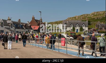 Insel Iona, Schottland, Vereinigtes Königreich. 6. Juni 2023 Fußpassagiere, die von der Fähre Loch Buie von Fionnphort, Mull auf der Insel Iona ankommen. Stockfoto