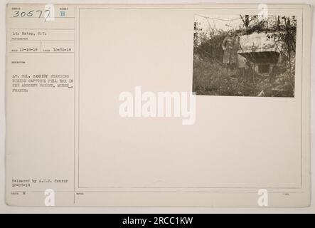 Leutnant Cassidy steht neben einem gefangenen Pillkästchen im Argonne-Wald, Maas, Frankreich. Das Foto wurde am 30. Oktober 1918 aufgenommen und von der A.E.P. veröffentlicht Zensor am 23. Dezember 1918. Leutnant Estep, S.C., war der Fotograf, der die Aktivitäten im Ersten Weltkrieg dokumentieren sollte Stockfoto