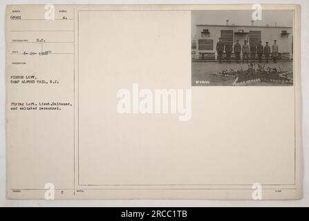 Bild des Taubenlofs im Camp Alfred Vail, N.J. Das Loft dient zur Unterbringung und Ausbildung von Brieftauben für Kommunikationszwecke im Ersten Weltkrieg Auf dem Foto sehen Sie Lieutenant Delhauer und das Personal im Loft. Aufgenommen am 29. Juni 1920 vom Fotografen Reed. Stockfoto