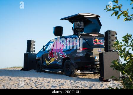 Pärnu, Estland - 8. Juli 2023: Red Bull DJ Truck Station spielt Musik am Strand. Mobiler DJ. Red Bull Panzermondfahrzeug. Stockfoto