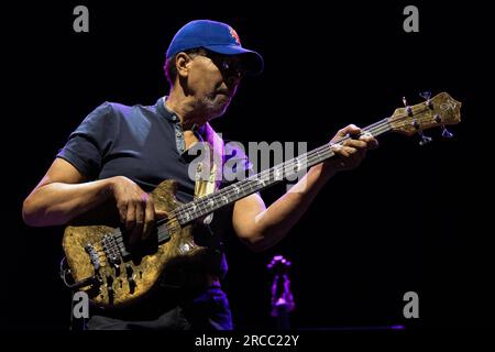 Alicante, Spanien. 13. Juli 2023. Der amerikanische Bassspieler und Grammy-Gewinner Stanley Clarke tritt während des Fijazz Festivals 2023 auf seiner N'4EVER-Tour auf. Kredit: Marcos del Mazo/Alamy Live News Stockfoto