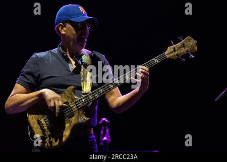 Alicante, Spanien. 13. Juli 2023. Der amerikanische Bassspieler und Grammy-Gewinner Stanley Clarke tritt während des Fijazz Festivals 2023 auf seiner N'4EVER-Tour auf. Kredit: Marcos del Mazo/Alamy Live News Stockfoto