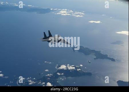 Ostchinesisches Meer, Japan. 24. Juni 2022. EIN US-AMERIKANISCHER Die Air Force F-15C Eagle-Kampfflugzeuge, die der 67. Kampfeinheit zugewiesen wurden, nähern sich einem USAF KC-135 Stratotanker, um während einer gemeinsamen japanisch-US-Patrouille über das Ostchinesische Meer am 12. Juli 2023 in Japan aufzutanken. Kredit: AC1 Tylir Meyer/U.S. Air Force/Alamy Live News Stockfoto