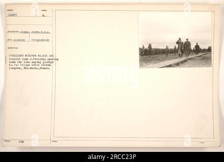 Präsident Woodrow Wilson und General John J. Pershing verabschieden sich von den Truppen nach einer Überprüfung in Langres, hte. Marne, Frankreich. Das Foto, das am 25. Dezember 1918 vom Signal Corps.U.S.A. aufgenommen wurde, zeigt den wichtigen Moment, als die Führer den Soldaten vor ihrer Abreise ihre Dankbarkeit ausdrückten. Stockfoto