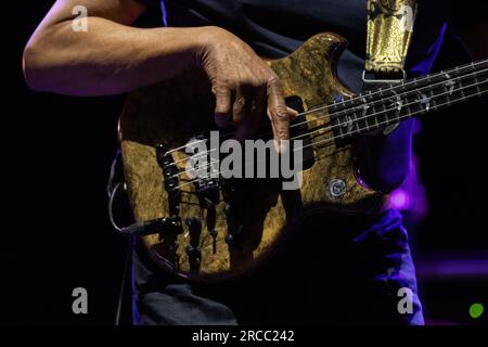 Alicante, Spanien. 13. Juli 2023. Der amerikanische Bassspieler und Grammy-Gewinner Stanley Clarke tritt während des Fijazz Festivals 2023 auf seiner N'4EVER-Tour auf. Kredit: Marcos del Mazo/Alamy Live News Stockfoto