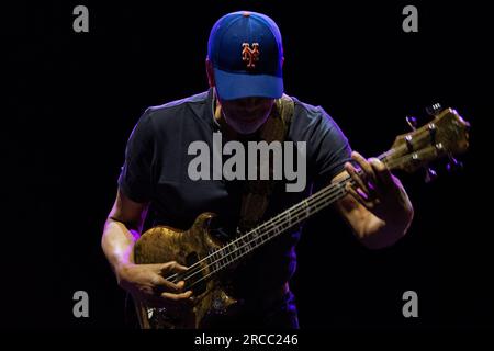 Alicante, Spanien. 13. Juli 2023. Der amerikanische Bassspieler und Grammy-Gewinner Stanley Clarke tritt während des Fijazz Festivals 2023 auf seiner N'4EVER-Tour auf. Kredit: Marcos del Mazo/Alamy Live News Stockfoto