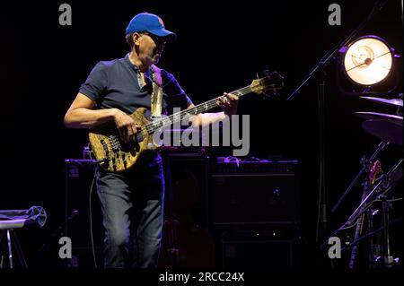 Alicante, Spanien. 13. Juli 2023. Der amerikanische Bassspieler und Grammy-Gewinner Stanley Clarke tritt während des Fijazz Festivals 2023 auf seiner N'4EVER-Tour auf. Kredit: Marcos del Mazo/Alamy Live News Stockfoto