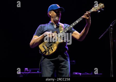 Alicante, Spanien. 13. Juli 2023. Der amerikanische Bassspieler und Grammy-Gewinner Stanley Clarke tritt während des Fijazz Festivals 2023 auf seiner N'4EVER-Tour auf. Kredit: Marcos del Mazo/Alamy Live News Stockfoto