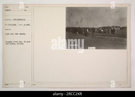 Ein Teilnehmer am Camp Dix in New Jersey nimmt am Brigade Field Day an einem 40-Yard-Rennen Teil. Die als „Nummer 683,80“ identifizierte Person ist auf diesem Foto von SOT, SAUM.S.C, im April 1920 aufgenommen. Das Bild wurde als Teil einer Serie mit dem Titel „Fotos amerikanischer Militäraktivitäten während des Ersten Weltkriegs“ aufgenommen. Stockfoto