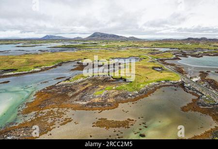 Nord-Uist, Äußere Hebriden. Luftaufnahme von der Mitte der North Ford Causeway Gezeiteneinlässe im Atlantik. Ich schaue nach NE über Grimsay nach Eaval Stockfoto