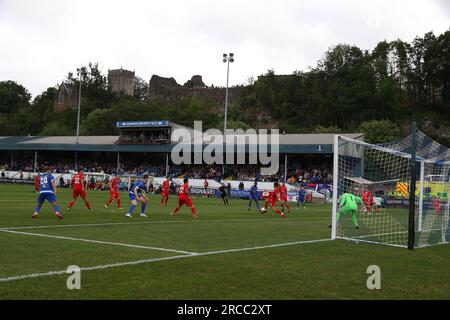 Bridgend, Großbritannien. 13. Juli 2023. Eine allgemeine Ansicht während des Spiels. Penybont FC gegen FC Santa Coloma, UEFA Europa Conference League 1. Qualifikationsrunde, 1.-teiliges Spiel im Dunraven Brewery Field Stadion in Bridgend, Wales, Donnerstag, 13. Juli 2023. Dieses Bild darf nur zu redaktionellen Zwecken verwendet werden. Nur redaktionelle Verwendung, Bild von Andrew Orchard/Andrew Orchard Sports Photography/Alamy Live News Credit: Andrew Orchard Sports Photography/Alamy Live News Stockfoto