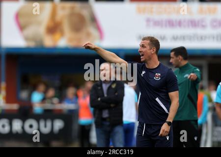 Bridgend, Großbritannien. 13. Juli 2023. Rhys Griffiths, der Manager des Penybont FC, sieht sich am Donnerstag, den 13. Juli 2023, während des Penybont FC gegen FC Santa Coloma, UEFA Europa Conference League 1. Qualifikationsrunde mit 1. Beinen im Dunraven Brewery Field Stadion in Bridgend, Wales, an. Dieses Bild darf nur zu redaktionellen Zwecken verwendet werden. Nur redaktionelle Verwendung, Bild von Andrew Orchard/Andrew Orchard Sports Photography/Alamy Live News Credit: Andrew Orchard Sports Photography/Alamy Live News Stockfoto