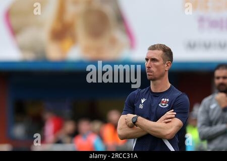 Bridgend, Großbritannien. 13. Juli 2023. Rhys Griffiths, der Manager des Penybont FC, sieht sich am Donnerstag, den 13. Juli 2023, während des Penybont FC gegen FC Santa Coloma, UEFA Europa Conference League 1. Qualifikationsrunde mit 1. Beinen im Dunraven Brewery Field Stadion in Bridgend, Wales, an. Dieses Bild darf nur zu redaktionellen Zwecken verwendet werden. Nur redaktionelle Verwendung, Bild von Andrew Orchard/Andrew Orchard Sports Photography/Alamy Live News Credit: Andrew Orchard Sports Photography/Alamy Live News Stockfoto