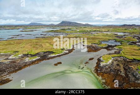 Nord-Uist, Äußere Hebriden. Luftaufnahme von der Mitte der North Ford Causeway Gezeiteneinlässe im Atlantik. Ich schaue nach NE über Grimsay nach Eaval Stockfoto